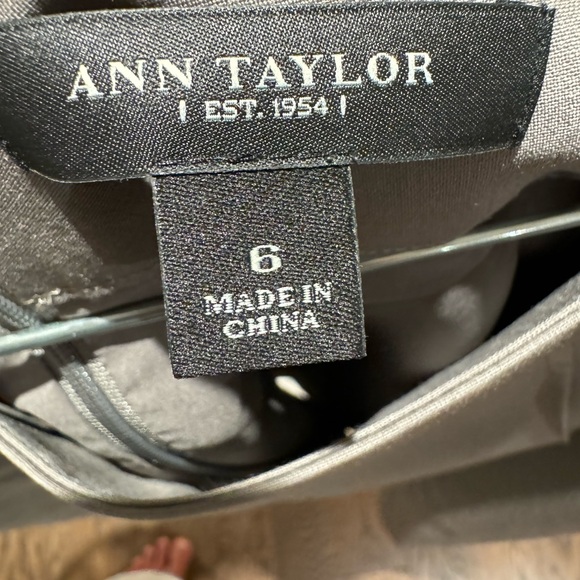 Italian wool crepe Ann Taylor pencil skirt in taupe. - Picture 5 of 6